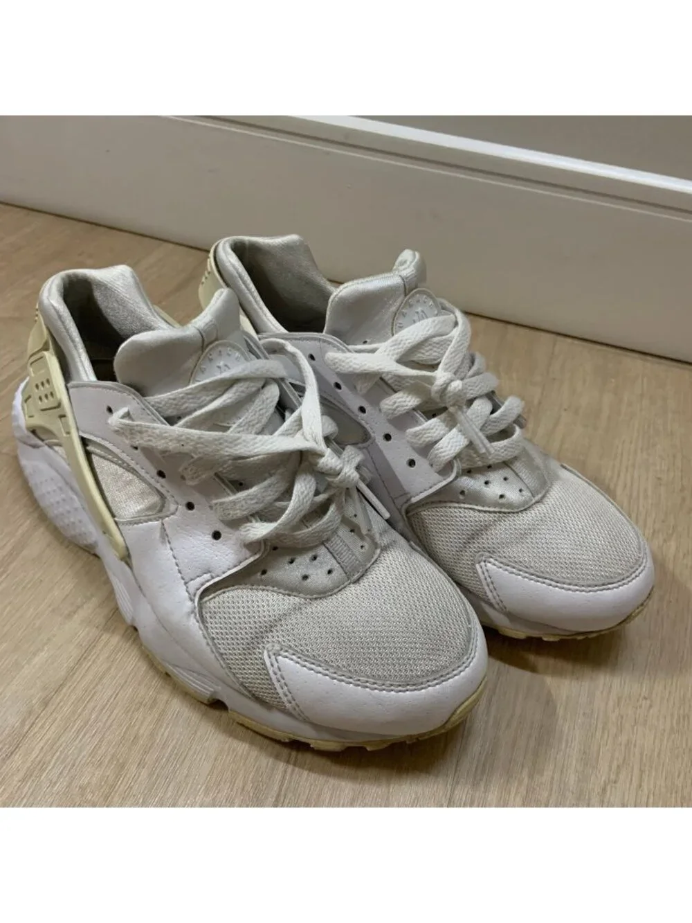 Nike Air Huarache Run 654275-110 White youth Sneakers size 7Y, condition is good